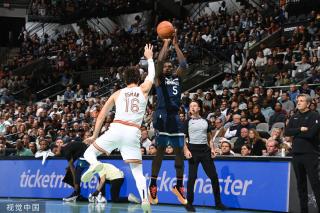 地批评了球 地批评了球